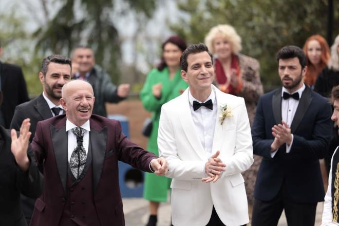 TOPLU DN TREN KARARI    Herkesin gelinlikleri deneyip mutlu olduunu gren Gamze, hepsine gelinlik aldklarn ve dne dahil olacaklarn mer'e "Damatlara ikna et, onlara srpriz yapacaz" dedi.    Gamze'den ayrlp eve giden mer, babasna yeniden evleneceklerini mjdeledi. Reat buna ok sevinirken; mer de toplu bir tren yapacaklarn syledi.