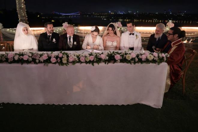 mer'in final blmne sosyal medyadan yorum yad.    "Mutlu sonlar her zaman gzeldir"  "mer ve Gamze ne gzeldiniz"  "Harika bir final"  "Mutlu sonlar en sevdiim"  "Hep gzel hatrlayacaz sizi"  "Reat Hoca'nn dedii gibi 'Mesele tuttuun eli brakmamaktr"  "Final dediin byle olur, ok gzeldi"  "Her ey masal gibiydi"