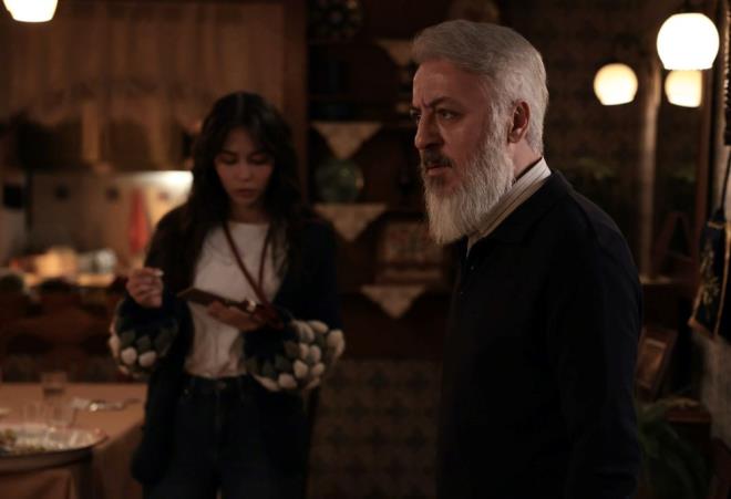 EK DNMEK STEMYOR    Dn iin sevinen Reat ise iek'in yerini bilse gidip onunla konuacan syledi. Bunun zerine Melek de adresi verdi. iek'e giden Reat, ona olan duygularndan bahsedip "Sensiz o evin tad tuzu yok" diyerek zr diledi.    Gelmeyeceini syleyen iek ise "Kendimi sana bir ekilde kabul ettirdim. Beni seversin sandm ama hi umudum kalmad. Bana hi Nurhayat'a baktn gibi bakmayacaksn" dedi.    Reat'n "Senin elini tutmak, senle ayn yasta ba koymak istiyorum" szlerini de kabul etmeyen iek, "Senin hayatnda kendime yer amaya almaktan ok yoruldum" deyip onu gnderdi.