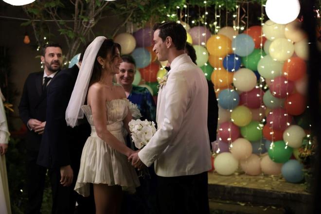 Dn gn gelip attnda herkes hazrlanrken; Hakan, Tahir ve Rahmi de damatlklarn giyip hazrland.    Hanmlar berber dkkanna gtren ve gelinlikleri gsteren Gamze, onlar ikna etti. Herkes gelinlikleriyle birer birer dne gelirken nikah treni de gerekleti.