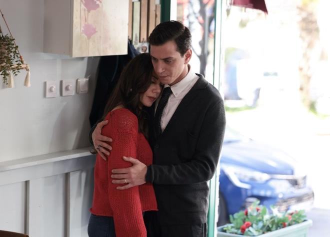 GAMZE VE MER'N DN TELAI    O srada Fatma Hanm da Rahmi'nin dn isteine inatla kar kt. Rahmi'nin zlmesini istemeyen Gamze de yardm istemek iin mer'i araynca iek'in evi terk ettiini rendi.    Reat'n odasnda iek'in eyalarn kokladn ve yataklar birletirdiini gren Melek, mer ve Gamze'ye iek'in adresini verdi.