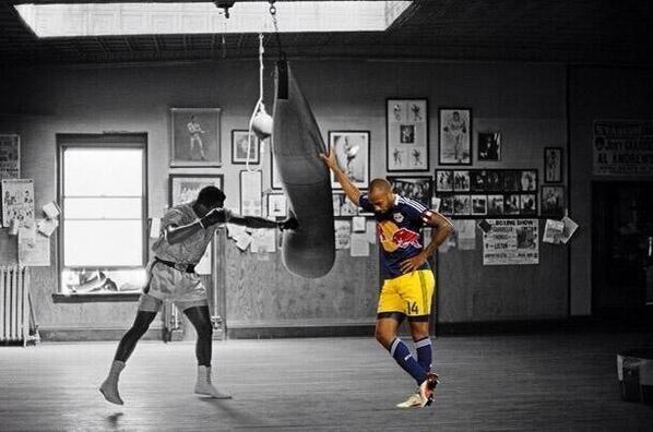 Thierry Henry, yapt gol sevinciyle bir anda twitter'a damga vurdu.