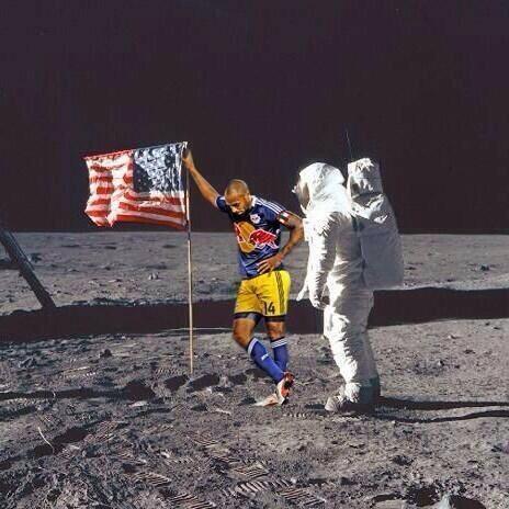 Thierry Henry, yapt gol sevinciyle bir anda twitter'a damga vurdu.