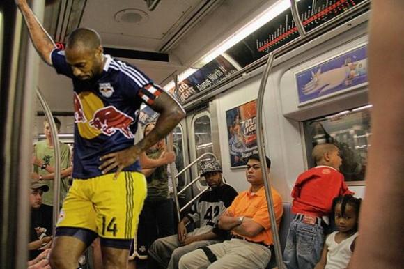 Thierry Henry, yapt gol sevinciyle bir anda twitter'a damga vurdu.