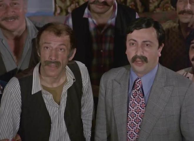 Mutlu olmasn istediimiz iin vefat ettiklerini sylemedik. 2002 yllarnn ilk aylarna geldiimizde babam rahatszlndan dolay srekli yatyordu. Uykularndan 'Provaya ge kalyorum!' diye kalkyordu. zellikle mzikallerdeki arklar syleyerek uyanyordu. Bir gn odasndaki televizyonun kanaln deitirmemi syledi, kumandayla birka kanal gezdim birden ekranda 'Limonnn!' diye baran o efsane aktr grd. Karmza babamn Neeli Gnler filmi kt. Tebessmle babama baktm ama syledii szler ile bir anda gzlerim doldu. Babam 'Ben bu adam ok seviyorum. ok gzel oynuyor. Ad ne bu adamn?' diye sordu...