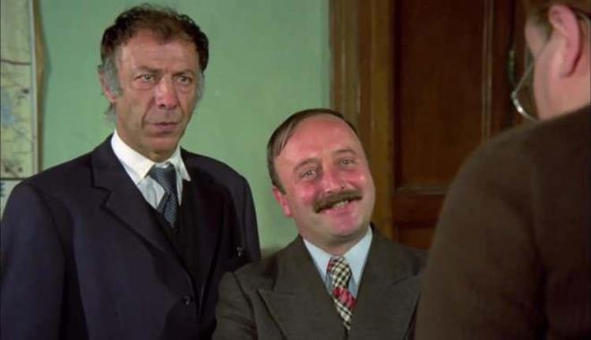 Btn hayat skntlar iinde geen Mnir zkul o gnlerde gnl verdii oyunculuk yznden daima yokluk iinde yayor hatta yiyecek ekmek bulamyordu.