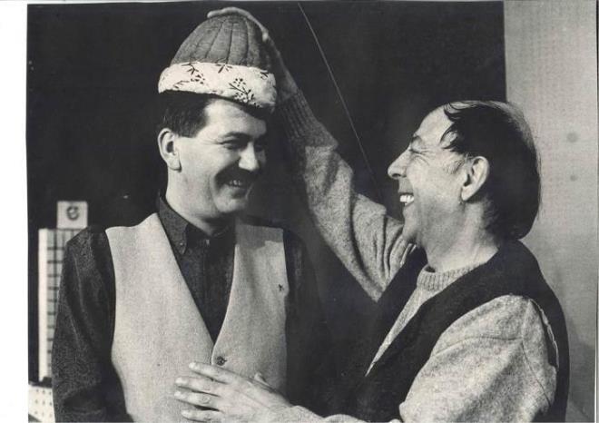 ok bocaladm, sarsldm. Gitmediim doktor, yatmadm hastane kalmad. Hastane duvarlarnn iine girdiim zaman kendimi rahat, emniyette hissediyordum. Fakat dar ktmda toplumun o basks var ya... Bir sanat olarak sevilme zorunluluu.