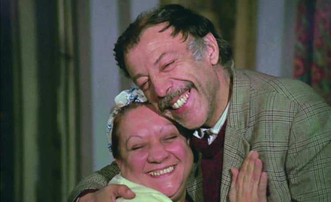 usta oyuncu Mnir zkul, 4 evlilik yapt. zkul'un bu evliliklerinden 2 kz ve bir olu bulunuyor.