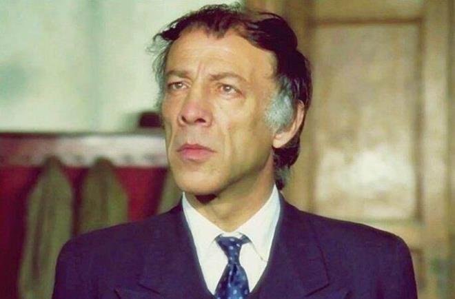 Mnir zkul, 15 Austos 1925 tarihinde stanbul'da dnyaya geldi.     stanbul'daki evinde hayatn kaybeden Yeilam'n usta isimlerinden Mnir zkul 93 yandayd.