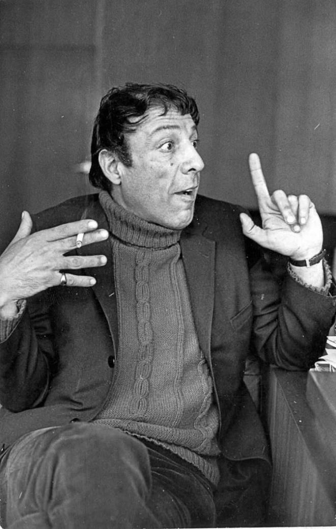 Sklganlm, kendimi kk grm, yaptm ii beenmeyiimi unutturuyordu. Ama bir sre sonra makine gibi olmaya baladm. imden gelen eyler kayboldu. Yani aktr olmaya, mehur olmaya hazrlanm bir bnye deildi benim ki...