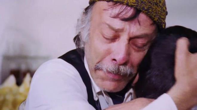 13 DEFA AKIL HASTANESNDE YATTI!    Orada kafasn dinliyor, dnyadan kendini soyutluyordu. 13 kez gerekleen bu hastane ziyaretlerinin sreleri deiiklik gsteriyordu. Bazen birka gn kalp kyor, bazen bu sre  ay buluyordu.