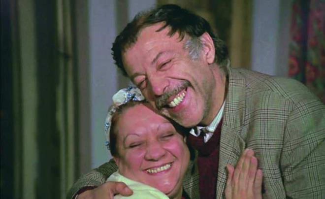 "Kurtulu'ta kck bir evde oturuyorduk. mkanlarmz feci kstlyd. Ben sokakta bir kpek bulmutum, kendi boazmz zor doyururken, onu da ailemize dahil ettim. Bir gn st kattan bir komu, kpeimize cier paralar getirdi. O an 'Acaba cierleri kpee mi versek, yoksa biz mi yesek?' diye dndk.