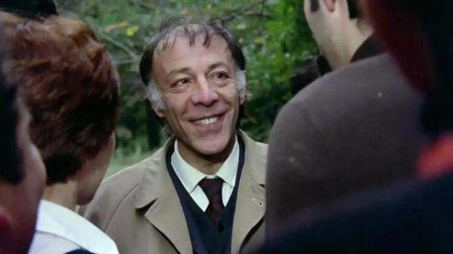 "KEMAL' OK ZLEDM"    "Babamn hastalnn daha yeni ortaya kt dnem 2000 ylnn sonlaryd ve ilk olarak hafza kayb ile balad. Bir gn 'Kemal'i ok zledim hi gelmiyor arayp sormuyor' dedi. Oysa Kemal Sunal 4 ay nce vefat etmiti.