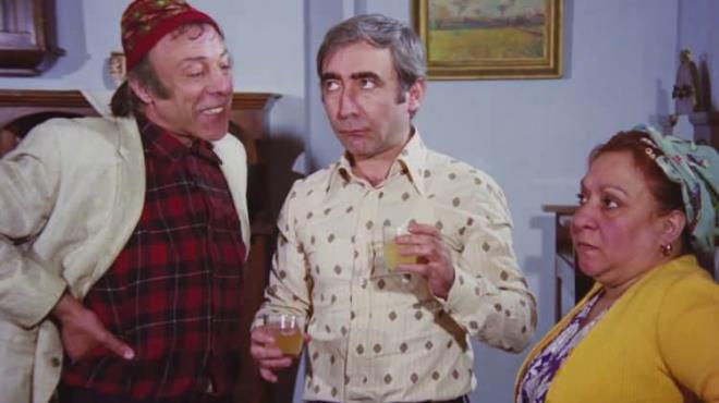 "Toplumla ok g anlayorum. Benim gibi toplumla sorunu olan insanlara ilgi duyarm. Bunun en sivri ve en tipik rneklerine meyhanelerde, akl hastanelerinde ve sanat evrelerinde rastladm. Onun iin akl ve ruh hastanelerine kar daima sempati duymuumdur.