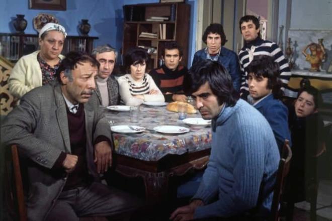 Mnir zkul, rportajnda da anlatt gibi baz dnemler ruhsal olarak kmaza giriyor ve bu dnemlerde kendini Bakrky Ruh ve Sinir Hastalklar Hastanesi'ne atyordu.