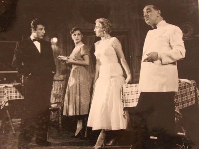 Bu, sanatlarn ok bana gelen bir ey. Sevilmek istiyoruz, yani toplumdan bir eyler bekliyoruz, biraz takdir bekliyoruz. Olmuyor, gelmiyor... Sonra nasl oldu bilmiyorum, evime ekildim. Ve her eye merak sardm. 'Acaba izofrenide balang olan gaipten duyulan ses nedir?' gibi konular merak ettim. Hibir doktordan fayda gremeyeceimi anladm. Ben de psikanaliz tekniini rendim ve kendi kendime o konta kurdum. Karmn da yardmyla tabii...