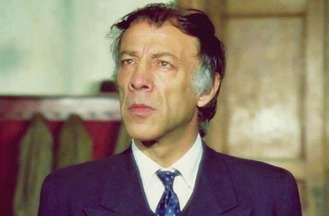 Hababam snf filminin Mahmut hocas olarak hafzalara kaznan merhum usta isim Mnir zkul 5 Ocak 2018 ylnda aramzdan ayrld. lm yldnmnde anlan ve oynad filmlerle herkesin gnlne taht kuran zkul ile ilgili bilinmeyen gerek yllar sonra ortaya kt. Detaylar haberimizde: