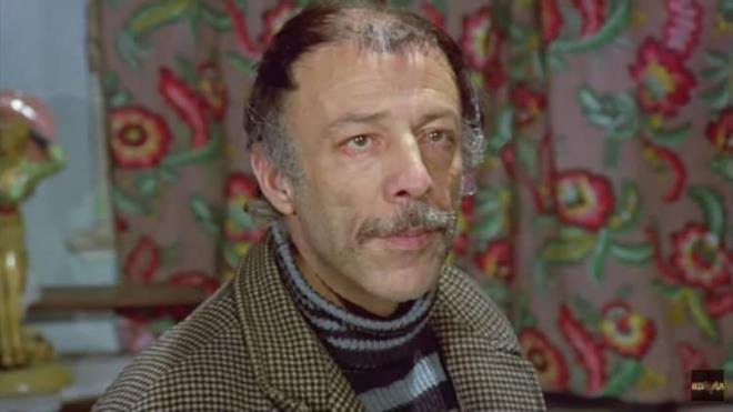 Trk sinemasnn efsane isimlerinden biri olan merhum Mnir zkul 5 yl nce bugn aramzda ayrld. lm yl dnmnde sevenleri tarafndan anlan usta isim hayatmza Hababam snf, Neeli Gnler, Bizim aile, Aile erefi, Glen Gzler, Hababam snf uyanyor, Salak milyoner gibi nemli projelerle girdi.