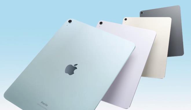 IPAD AIR    Apple ilk olarak yenilenen iPad Air modelini tantt.    Yeni iPad Air'in en nemli zellii artk iki farkl boyuta sahip olmas. Mteriler 11 in ekran ve 13 in ekran arasnda seim yapabilecek.    Bu modelde M2 ip kullanlrken, kamera da iPad'i yatay tuttuunuzda daha doal grnecek ekilde hareket ettirildi.    imdiye kadar iPad'in kameras dikey kenardayd, bu da grntl grme yaparken iPad'i dikey moda almanz gerektii anlamna geliyordu.    Eer iPad'inizi bir dizst bilgisayar gibi yatay moda alrsanz, garip ve ho olmayan bir a ortaya kyordu. Yeni iPad Air modelleri bu sorunu zyor.    Alminyum gvde iin mavi, mor, yldz  ve uzay grisi olmak zere drt renk seenei var.