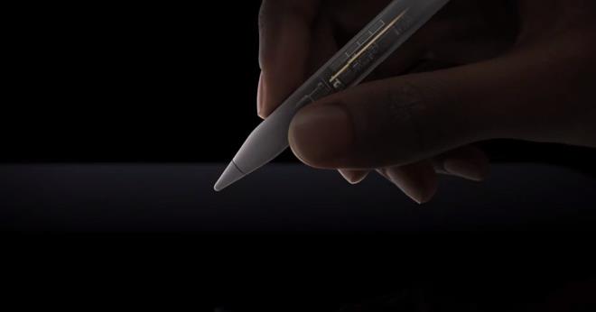 YALNIZCA YEN MODELLERLE UYUMLU    imdi seriye bir Pro modeli ekleniyor. Yeni bir sensr, cihaza kullanclarn fralar arasnda gei yapmasn salayan bir skma ilevi ekliyor.    rne dokunsal geri bildirim salayan bir dokunsal sensr de eklendi.