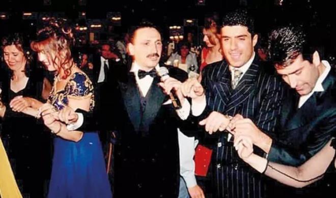 2003 ylnda hayatn kaybeden Prestij Mzik'in sahibi Hilmi Topalolu sayesinde pek ok ismin ykseli yaadn ve Trk mziine damga vurduunu dile getiren alayan Topalolu, "tek isim" hari tm nllerle iletiimde kaldn syledi.