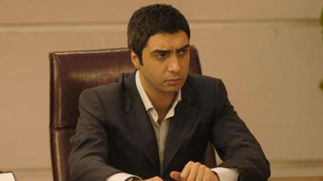 Kurtlar Vadisi dizisi 2003 ylnda ekranlardaki yerini almt. Ayrca toplam 97 blm sren dizi, izleyicileri adeta ekran bana kilitliyordu. te yandan Kurtlar Vadisi dizisinde; Oktay Kaynarca, Necati amaz, Grkan Uygun, zg Namal ve Kenan oban gibi isimler rol alyordu.