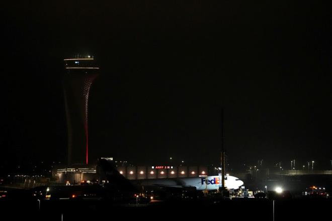 Vinlerle n ksm kaldrlan uak, pistten ekiciler vastasyla ekilerek incelenmek zere hangara gtrld.