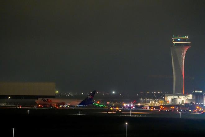 Uan sahibi hava yolu irketinin uaktaki kargo ykn boaltmasnn ardndan Havaliman Kurtarma ve Yangnla Mcadele Servisi (ARFF) ekipleri uan pistten kaldrlmas iin alma balatt.
