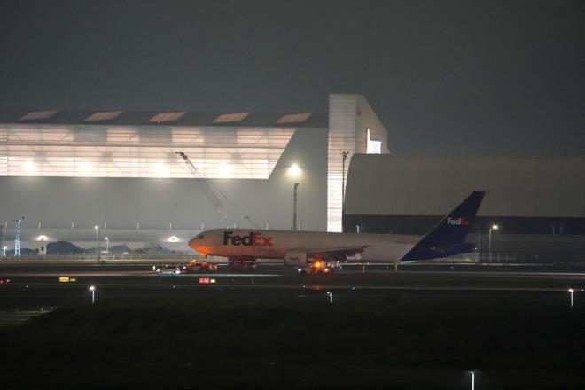 Dn sabah saatlerinde havalimannn 16R nolu pistine gvde zerine ini yapan kargo ua, pistin yarsna kadar srklendikten sonra durabildi.