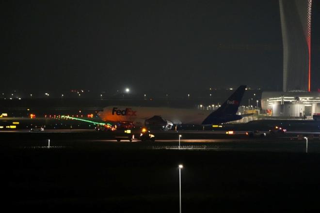 Acil ini nedeniyle uua kapatlan 16R nolu pistin de yaplacak incelemeler sonras uua alaca renildi.