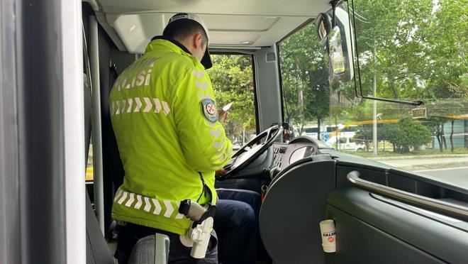 "KEMERL YOLCULUKLAR"    Emniyet kemerinin hayat kurtardnn altn izen Baark, "Emniyet kemeri kullanm, olas kazalarda can kaybnn yzde 45, ar yaralanma orann ise yzde 60 azaltmaktadr. Bu sebeple stanbul Emniyet Mdrl olarak yolcu ve srclerimize kazasz ve kemerli yolculuklar dileriz." ifadelerini kulland.