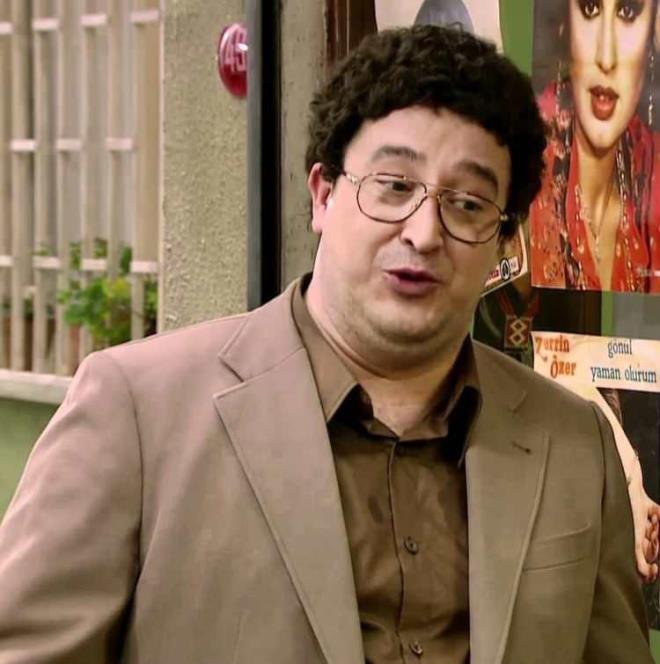 Uzun yllardr hi bir projede yer alamayan elik, TikTok gibi uygulamalarn canl yaynlarna katlarak gelir elde ediyor.