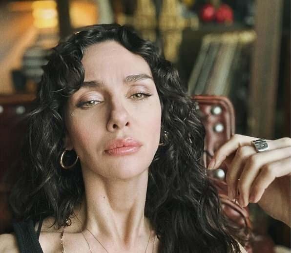 39 yandaki oyuncunun yllar ncesine ait estetiksiz fotoraflar sosyal medyada gndem oldu.