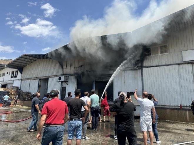 Alevlerin ykseldiini gren alanlar ve vatandalar 112 Acil ar Merkezi?nden yardm istedi.  hbar zerine blgeye polis, salk ve ok sayda itfaiye ekibi ynlendirildi.