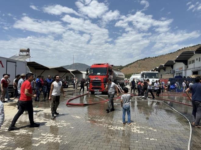 Alevler ksa srede yan bitiik halde bulunan depolara da srad.  Mula Bykehir Fethiye tfaiye Grup Amirlii ekiplerinin alevlerle mcadelesi 1 saatten uzun srd.