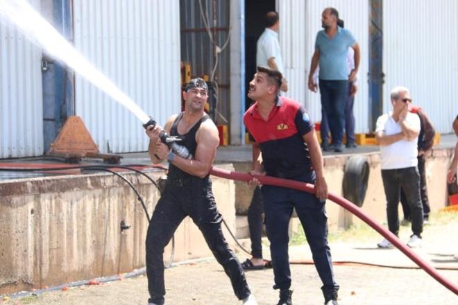 evredeki vatandalarnda yardm ettii sndrme almalar sonucunda yangn sndrld.  Depo iinde bulunan sebze ve meyveler zarar grd.