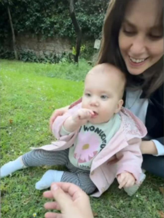 SRPRZ SONLU PAYLAIM    te yandan Asl Enver,  nceki gn kz Elay ve ei Berkin Gkbudak ile elenceli bir videolarn paylamt. Videoda; Gkbudak'n Elay'a papatya uzatmas ve Elay'n onu azna gtrmesi dikkat ekmiti.