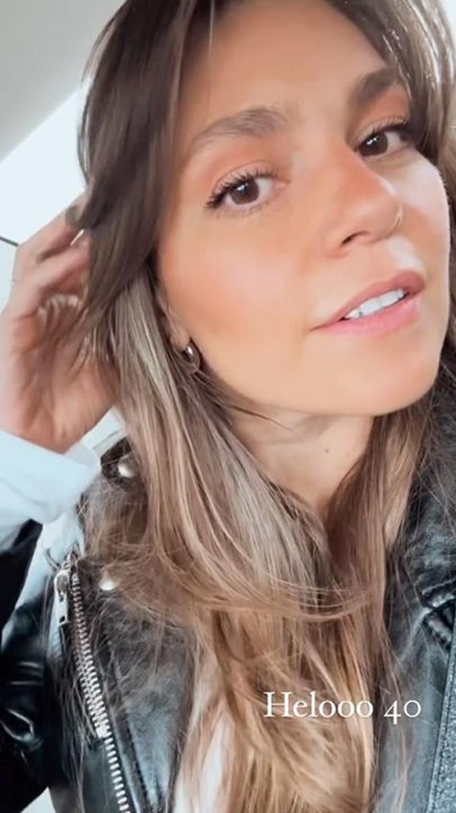 "MERHABA 40"    Uzun sredir ekranlardan uzak olan Asl Enver, 40 yana bastn "Merhaba 40" paylamyla duyurdu.