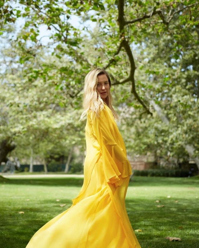 Daha sonra sunucu, Kate Hudson'dan lmden sonraki yaam hakknda biraz bilgi vermesini istedi.    Bunun zerine nl oyuncu, "lmden sonraki hayatn ok fazla boyutlu olduuna inanyorum ve her eyi bilmemiz gerektiini dnyoruz ama bilmiyoruz ve bunu oraya gittiimizde greceiz. Bence ok tuhaf fakat gzel olacak" ifadelerini kulland.