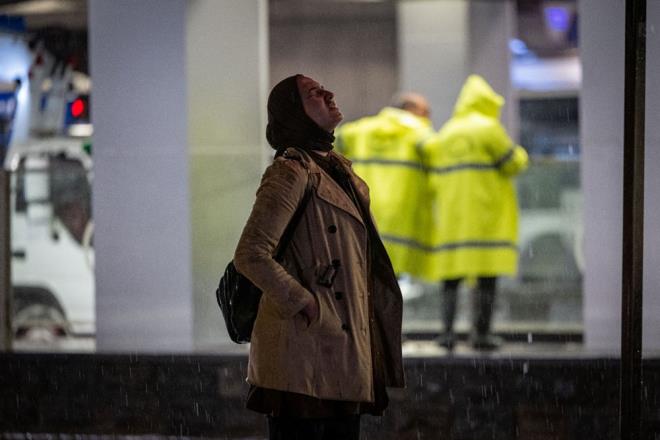 HAVA SICAKLII AZALACAK    Hava scaklnn yal hava ile birlikte bat kesimlerden balayarak, i ve kuzey kesimlerde 4 ila 6 derece azalaca tahmin ediliyor.