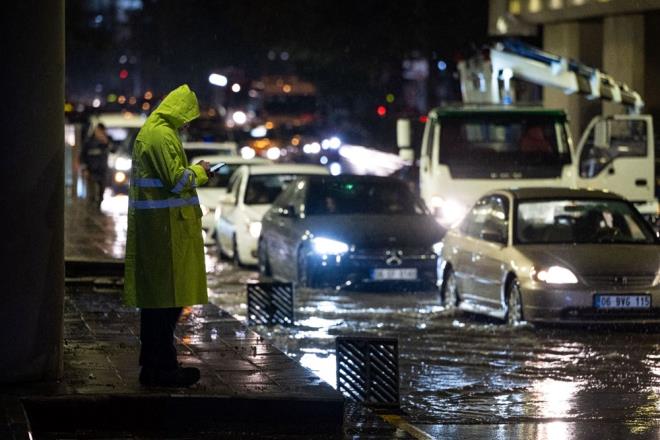 KUVVETL RZGAR UYARISI    Rzgarn, Marmara, Ky Ege ve Bat Akdeniz'de gneyli ynlerden kuvvetli (40-70 km/saat),  Anadolu?nun gney ve dousu, Orta ve Dou Karadeniz?in i kesimleri ile Dou Anadolu?da kuzeyli ynlerden kuvvetli ve ksa sreli frtna eklinde (70-100 km/saat) esmesi beklendiinden yaanabilecek olumsuzluklara kar dikkatli ve tedbirli olunmas gerektii bildirildi.