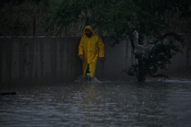 Yalarn; Marmara?nn dousu,  Anadolu?nun kuzeyi, Bat ve Orta Karadeniz?in i kesimleri, Dou Anadolu?nun kuzeybats ile Aydn, Denizli, Manisa, Ktahya ve Antalya evrelerinde yerel kuvvetli olmas bekleniyor. Dou kesimlerde toz tanm bekleniyor.