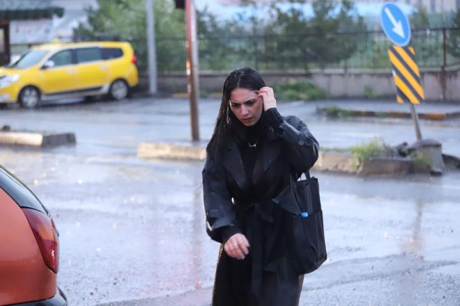 Meteoroloji Genel Mdrl tarafndan yaplan son deerlendirmelere gre lke genelinin paral ve ok bulutlu, rnak dnda tm yurdun aralkl saanak ve gk grltl saanak yal geecei tahmin ediliyor.