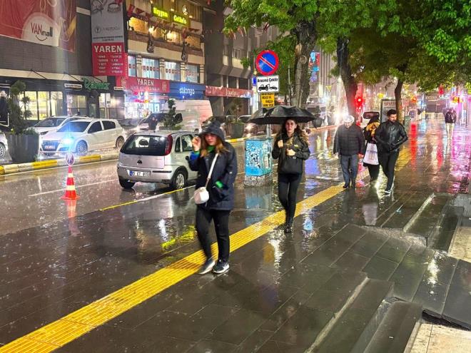 KUVVETL YAI UYARISI    Yalarn; Marmara?nn dousu,  Anadolu?nun kuzeyi, Bat ve Orta Karadeniz?in i kesimleri, Dou Anadolu?nun kuzeybats ile Aydn, Denizli, Manisa, Ktahya ve Antalya evrelerinde yerel kuvvetli olmas beklendiinden ani sel, su baskn, yldrm, yerel dolu ya, ya annda kuvvetli rzgr ve ulamda aksamalar gibi olumsuzluklara kar dikkatli ve tedbirli olunmas istendi.