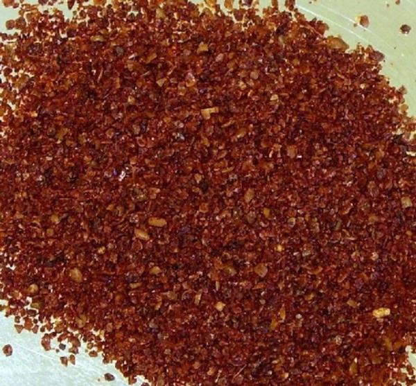 SUMAK: Bodur bir tr olan sumak aacndan elde ediliyor. Aacn yapraklar ve myveleri toz haline getiriliyor. Ekimsi tadyla salatalarda fark yaratyor.