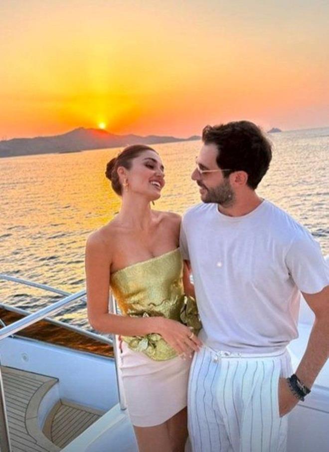 Hakan Sabanc ile birlikte olduktan sonra hayatnn olumlu anlamda ok deitiini syleyen oyuncu, "ok mutluyum. Ben plansz seyahat ederdim, onun sayesinde planl olmay rendim" demiti.