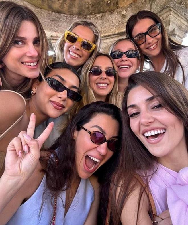 Tatilde neelerinin bir hayli yerinde olduu gzlenen Nazl Sabanc ve Hande Erel'in Lizbon pozlar ksa srede sosyal medyada gndeme oturdu.