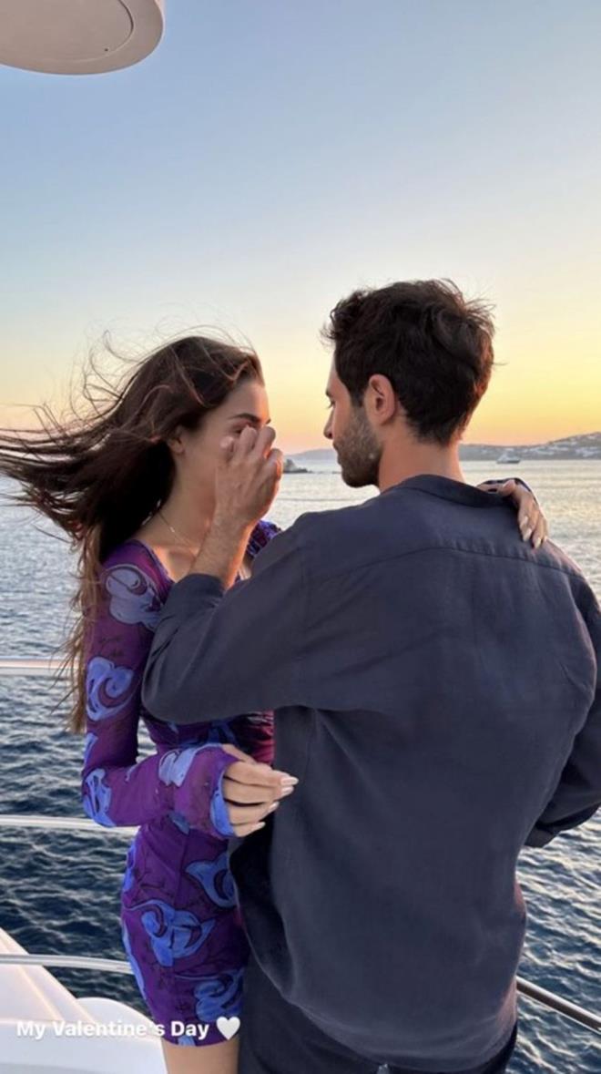 Erel, mstakbel kaynvalidesi annesi Arzu Sabanc tarafndan 'istenmedii iddialarna, "Arkadalar olur mu yle bir ey, ltfen" karln vermiti.