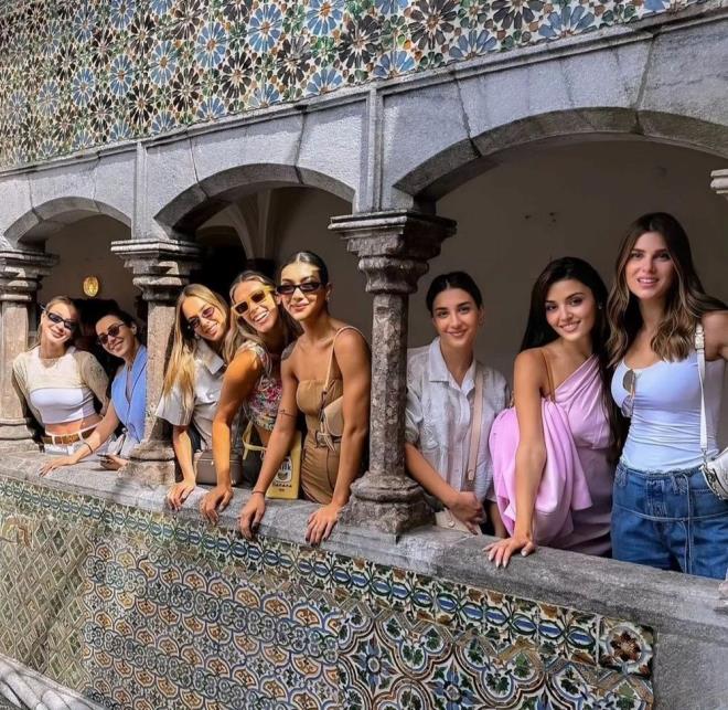 Hakan Sabanc ile evlenecei konuulan Hande Erel, mstakbel eltisi Nazl Sabanc?yla tatile kt.