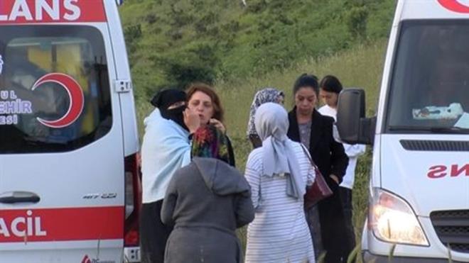 "YETK�LER�N B�R AN �NCE KAPATMASI LAZIM"    M�s�rl� ailenin kom�usu Mehmet Ayd�n, �ocuklar�n girdi�i g�let etraf�nda hi�bir g�venlik �nlemi olmad���n� iddia ederek, "Bir yapay g�let vard� orada �ocuklar suya giriyorlar. K����� girdi�i zaman b�y��� de onu kurtarmak i�in giriyor, ��rp�n�yor. Dibi batakl�k oldu�u i�in ikisi de orada rahmetli oluyor .Ortada biraz derin yer vard�. Orada ikisi de birbirine sar�lm�� olarak rahmetli oluyorlar. G�lete girmek yasak, dibinde �amur var bal��k var. Hayvanlar su i�iyor oradan. Onun i�in yetkililerin bir an �nce kapatmalar� laz�m. Biz orada bulundu�umuz s�re i�inde �ocuklar� oraya sokmuyorduk. Nas�l olduysa dalg�nl�kla �ocuklar gitmi�ler. Kendimiz al�yorduk g�ndermiyorduk, ge�en sene yapay g�le bah�e yapt�k, hobi bah�eleri. �ocuklar� g�ndermiyorduk oraya. Bu da i�te Allah?�n takdiri mi ihmalkarl�k m� k���k giriyor, b�y�k de onu kurtarmak i�in giriyor." dedi.